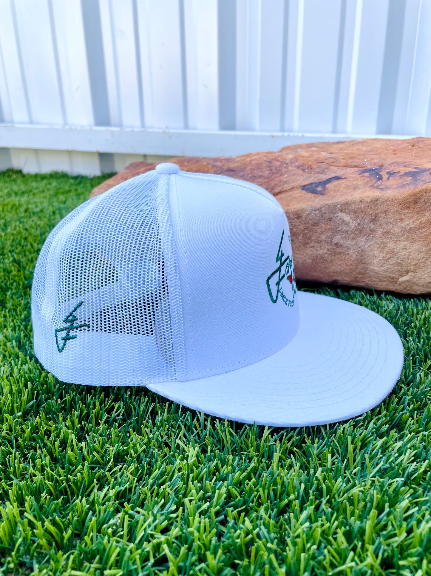 Trucker Style White SnapBack Round/4F Logo